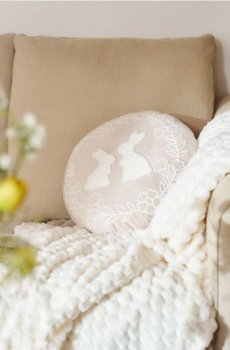 Кругла декоративна подушка з мотивом зайчиків - бежевий