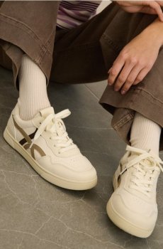 Кросівки з екошкіри з декоративною вставкою - нюдовий