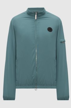 Зеленая куртка с нашивкой эмблемы