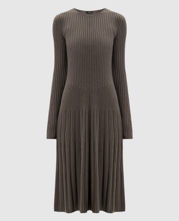 Коричневое платье из шерсти в рубчик