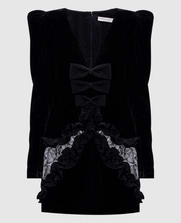 Черное бархатное платье мини с акцентными плечами