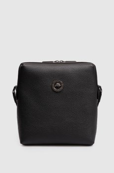 Черная кожаная сумка с металлической эмблемой
