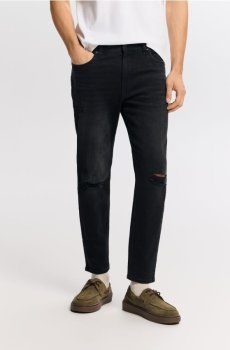 Reserved - Завужені джинси керот з потертими краями - чорний - YV152-99J