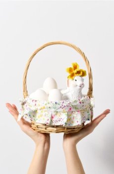 Плетений великодній кошик - бежевий