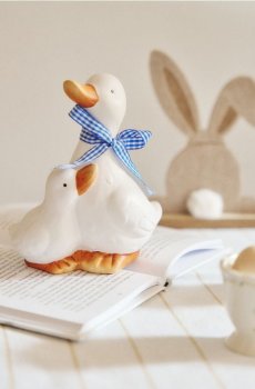 Садова декорація у формі гуски з бантом - білий