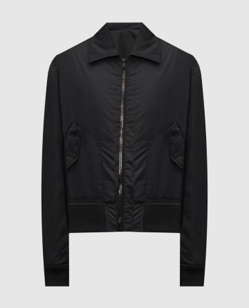 Черная куртка с принтом логотипа