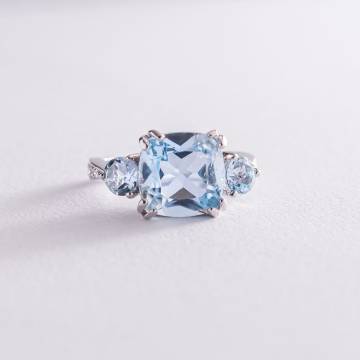 Серебряное кольцо с голубыми топазами и фианитами 111990 Серебряное кольцо с голубыми топазами и фианитами 111990