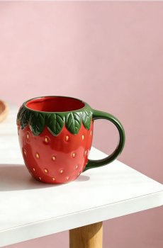 Ручно розписана чашка у формі полуниці - червоний