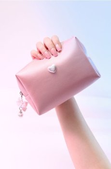 Косметичка з штучної шкіри з декоративним підвісом - пастельний рожевий