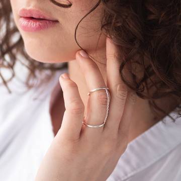Серебряное двойное кольцо на цепочке 112625 Серебряное двойное кольцо на цепочке 112625
