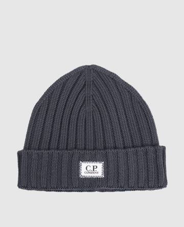 Серая шапка из шерсти в рубчик