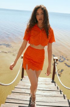 Помаранчевий костюм із прошви зі спідницею