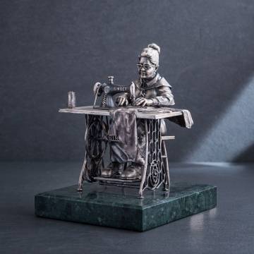 Серебряная фигура ручной работы "Бабушка портниха" сер00101 Серебряная фигура ручной работы "Бабушка портниха" сер00101