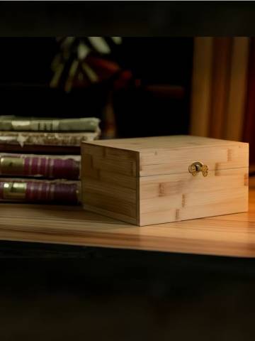 Скринька, що замикається на ключ - бежевий