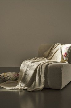 Плед із золотими оздобленнями - нюдовий