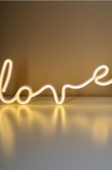 LED неонова лампа у формі напису "Love" - білий