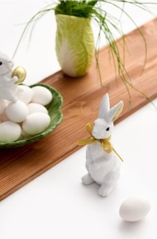Великодня стояча декорація у формі зайця - білий