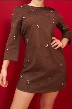 Міні сукня з еко-замші зі стразами - коричневий
