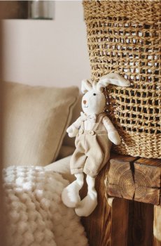 Великодня фігурка зайця в одязі - бежевий