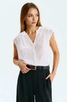 Сорочкова блузка з декоративним мереживом - білий