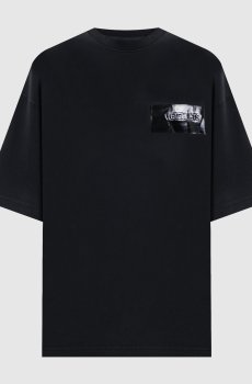Черная футболка с принтом логотипа