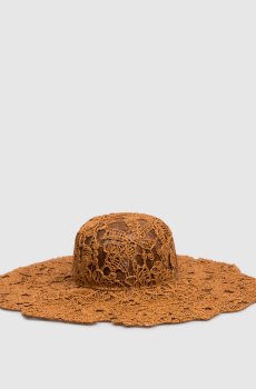Коричневая шляпа в цветочный узор с рафией