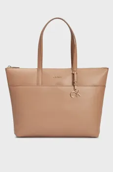Женская бежевая сумка CK MUST SHOPPER LG W/SLIP PKT Бежевый ONESIZE Calvin Klein K60K609860