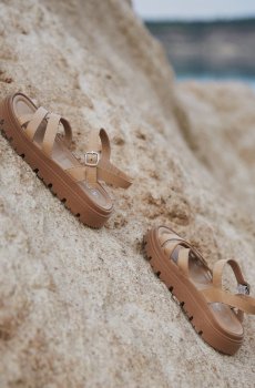 Сандалі шкіряні бежеві Estro ER00113128