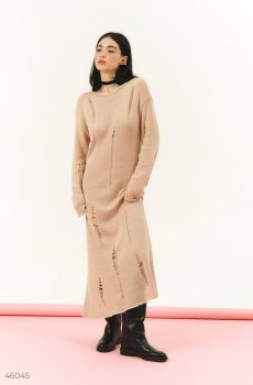 Бежева трикотажна сукня із рваними деталями