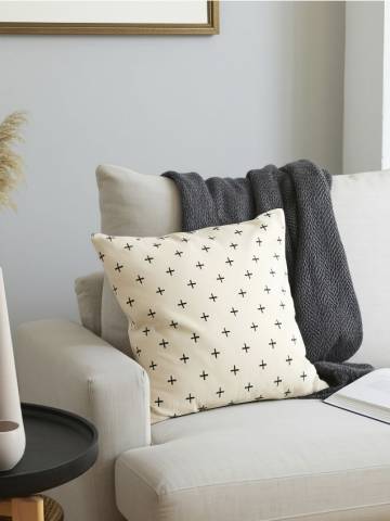 Декоративна подушка - кремовий