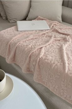 Плед з тисненим рослинним візерунком - кремовий