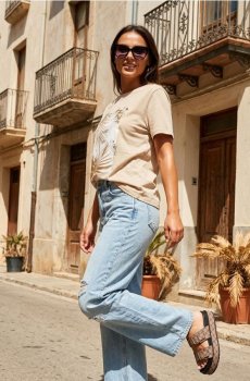 Футболка з металевим принтом - нюдовий