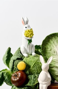 Великодня прикраса у формі зайчика - білий