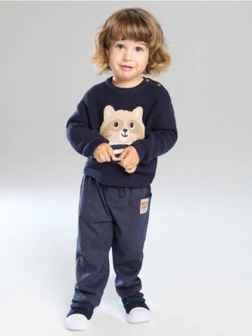 Светр з аплікацією єнота - темно-синій