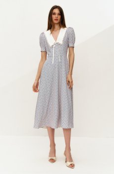 Блакитна шовкова сукня міді з квітковим принтом