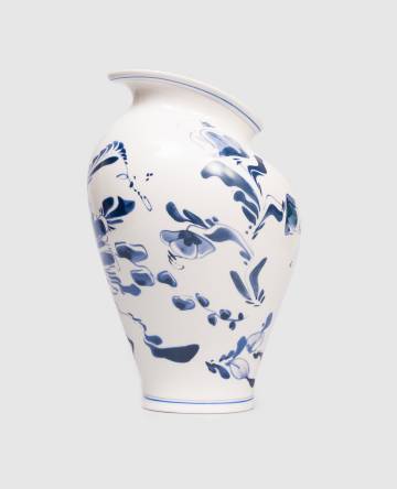 Белая фарфоровая ваза с цветочным принтом