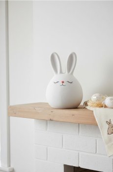Великодня фігурка зайця із заплющеними очима - білий