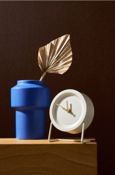 Мінімалістичний настільний годинник на підставці - бежевий