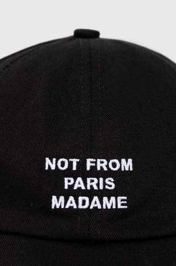 Хлопковая кепка Drôle de Monsieur La Casquette Slogan цвет чёрный с аппликацией PERM-CP151-CO138-BL Хлопковая кепка Drôle de Monsieur La Casquette Slogan цвет чёрный с аппликацией PERM-CP151-CO138-BL