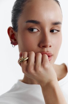 Золотиста каблучка асиметрія