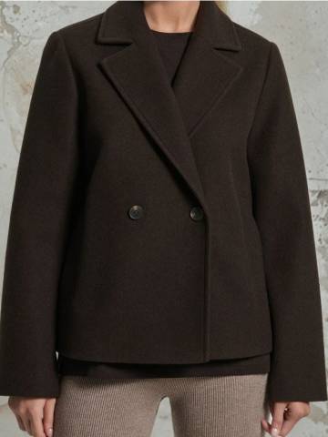 Коротке пальто з кишенями - темно коричневий