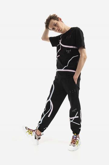 Хлопковые спортивные штаны MCQ Taped цвет чёрный с узором 647262RST771000-BLACK Хлопковые спортивные штаны MCQ Taped цвет чёрный с узором 647262RST771000-BLACK