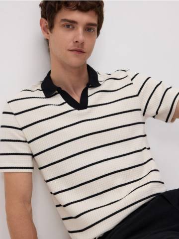 Reserved - Сорочка поло regular fit із текстурованого трикотажу - кремовий - 565EF-01X Reserved - Сорочка поло regular fit із текстурованого трикотажу - кремовий - 565EF-01X