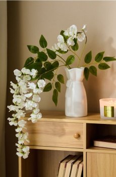 Декоративна гілка з білими квітами - білий