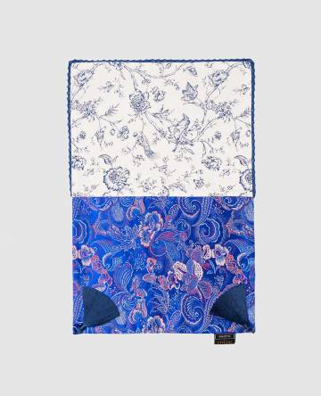 Синяя сервировочная салфетка в принт с цветочной вышивкой