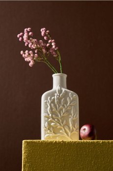 Декоративна ваза з тисненим рослинним мотивом - білий