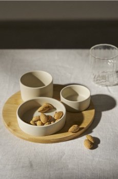 Таця для сервірування з трьома мисочками - бежевий