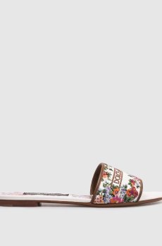 Белые шлепанцы с цветочной вышивкой