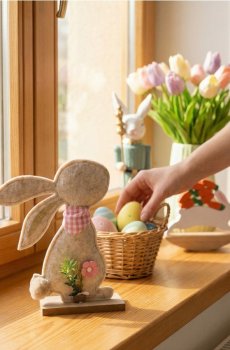 Великодня стояча декорація у вигляді зайця - сірий