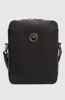 Черная кожаная сумка с фактурной эмблемой